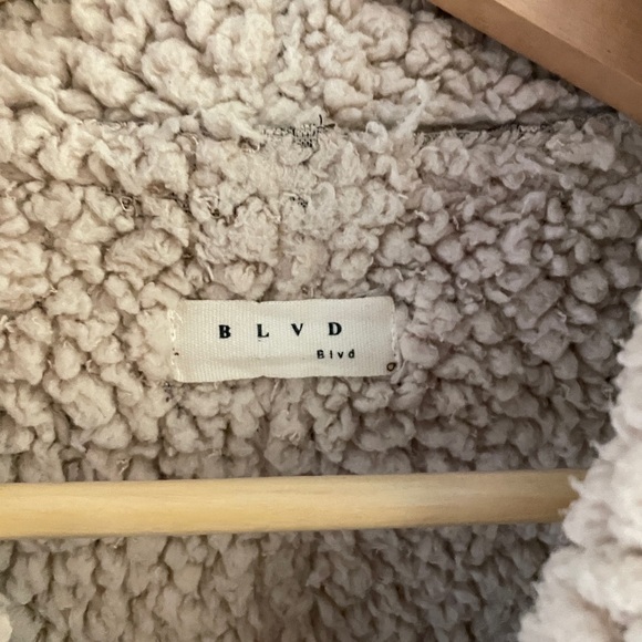 Vegan fleece-suede vest! - Picture 6 of 11